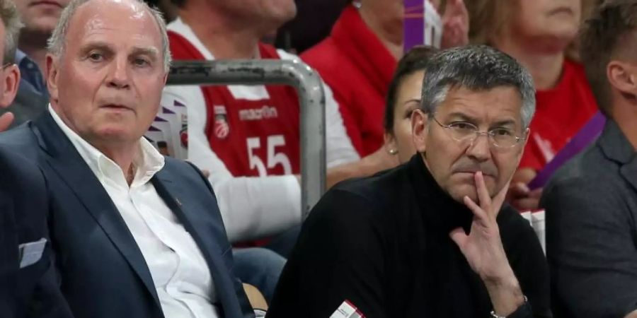 Uli Hoeness (l) bringt Herbert Hainer (r) als seinen Nachfolger in Stellung. Foto: Daniel Karmann