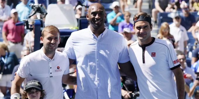 Roger Federer posiert vor dem Spiel mit Gegner Evans (links) und NBA-Legende Kobe Bryant. Roger Federer