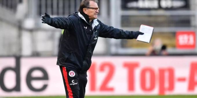 War als Trainer immer mit Zettel und Stift bewaffnet: Ewald Lienen gestikuliert wild. Foto: Uwe Anspach War als Trainer immer mit Zettel und Stift bewaffnet: Ewald Lienen gestikuliert wild. Foto: Uwe Anspach