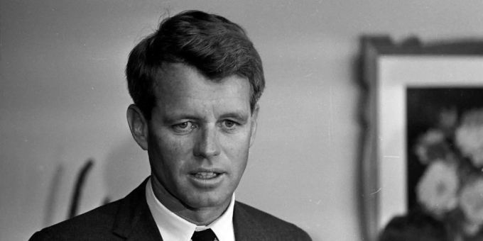 Der US-Senator Robert F. Kennedy war der Vater von Courtney Kennedy Hill. Sie ist die Mutter der verstorbenen Saoirse. Courtney Kennedy Hill