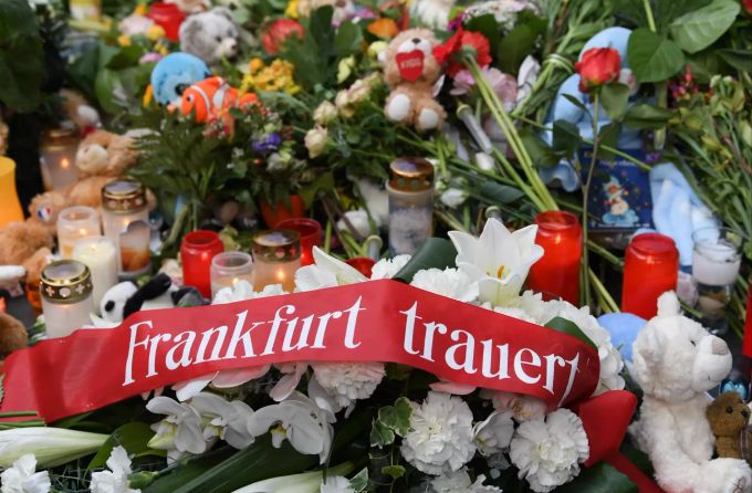 31.07.2019, Hessen, Frankfurt/Main: Ein Band mit der Aufschrift "Frankfurt trauert" liegt am Gleis 7 des Hauptbahnhofs in einem Meer aus Blumen, Kuscheltieren und Beileidsbekundungen. Ein achtjähriger Junge wurde hier am 29. Juli von einem Mann vor einen einfahrenden ICE gestossen und getötet. (KEYSTONE/DPA/Arne Dedert) Nach Attacke im Frankfurter Hauptbahnhof