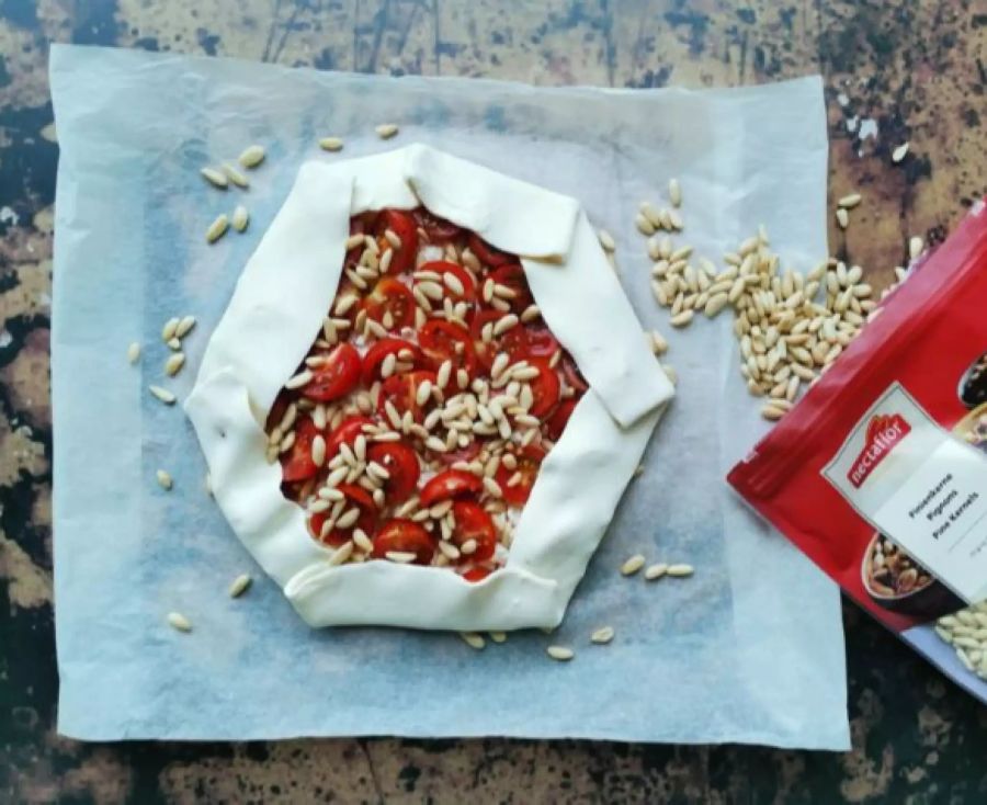 So sieht der Cherrytomaten-Tarte vor dem Backen aus.