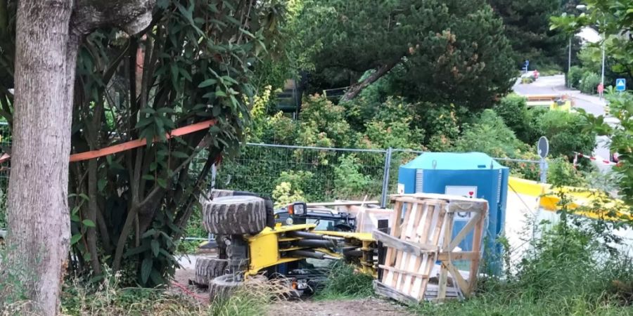 Ein 52-jähriger Bauarbeiter zog sich tödliche Verletzungen zu als dieser Radlader kippte.