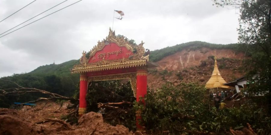 Schlammmassen nach Erdrutsch in Myanmar