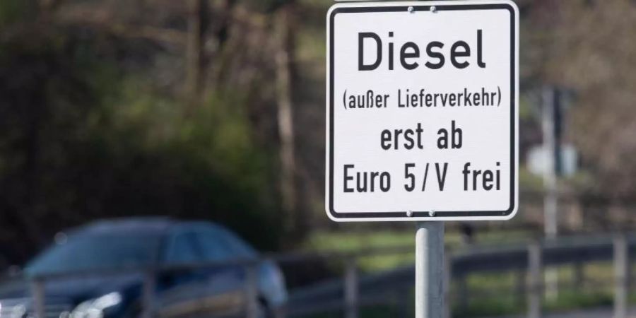 Stuttgarter Umweltzone: Auch Köln muss nach einem Gerichtsurteil jetzt auf vier besonders stark belasteten Strassen Fahrverbotszonen für Diesel einrichten. Foto: Marijan Murat