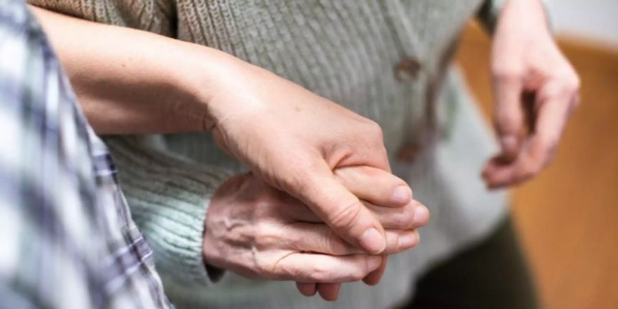 Eine Pflegerin mit einer Seniorin