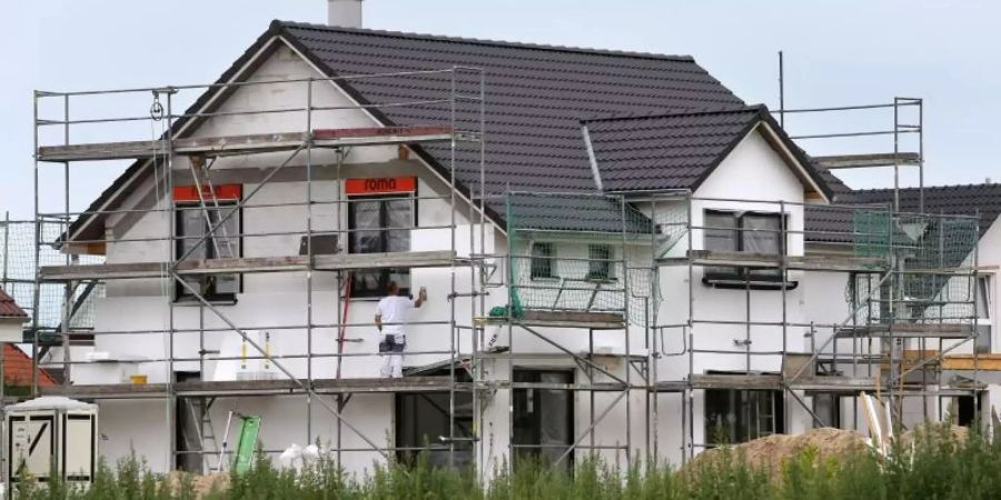 Das Baukindergeld läuft aus. Die Baugenehmigung oder der unterschriebene Kaufvertrag müssen deshalb spätestens am 31. Dezember 2020 vorliegen, um Berücksichtigung zu finden. Foto: Bernd Wüstneck