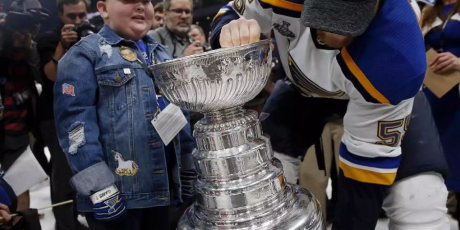 Blues-Fan Laila Anderson darf mit Colton Parayko den Stanley Cup bewundern. Foto: Michael Dwyer/AP