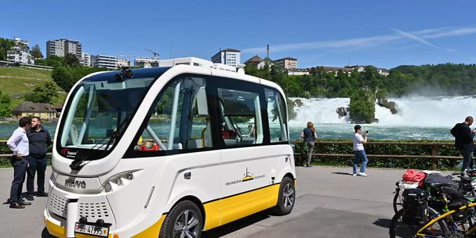Mit dem selbstfahrenden Bus gelangt man nun auch zum Rheinfall. Das Feuerwerk entfällt dieses Jahr. rheinfall