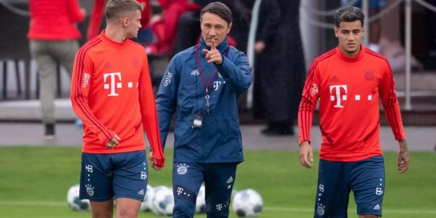Bayern-Coach Niko Kovac mit Philippe Coutinho (r) und Michael Cuisance (l). Foto: Sven Hoppe