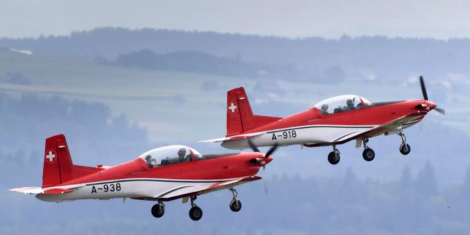Zwei Flugzeuge des Modells Pilatus PC-7. Schreckhorn pc-7