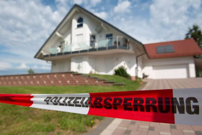 Am Tatort wurden im Fall Lübcke zuerst nur fünf Schusswaffen gefunden. Mittlerweile konnten 46 sichergestellt werden. lübcke tatort