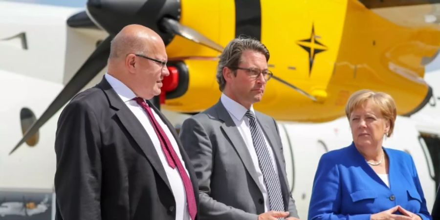 Minister Altmaier und Scheuer, Kanzlerin Merkel (v.l.)