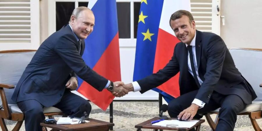 Frankreichs Präsident Emmanuel Macron (r) empfängt seinen russischen Amtskollegen Wladimir Putin im Fort Brégançon. Foto: Gerard Julien/POOL AFP