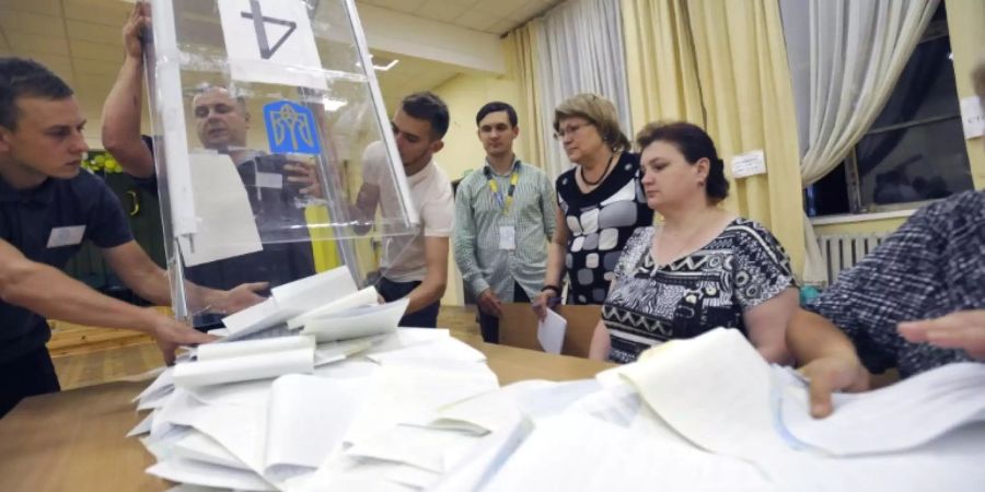 Stimmauszählung in einem Wahllokal in Kiew