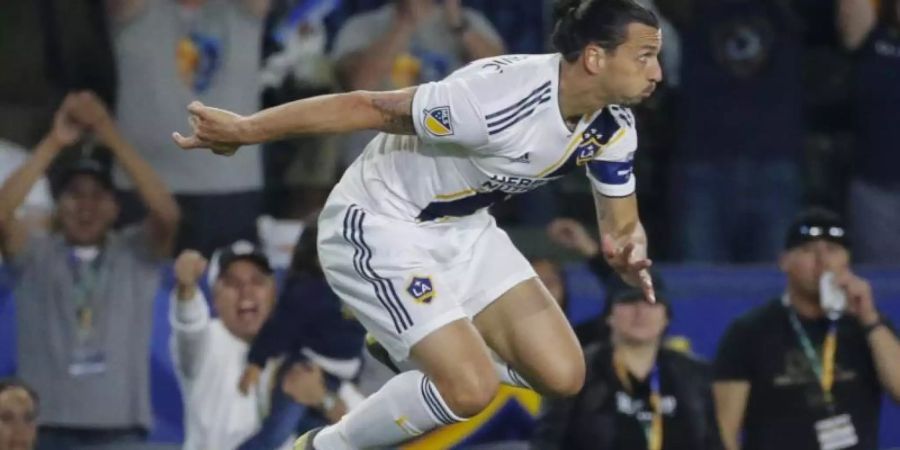 Feiert seinen Hattrick im Spiel gegen den FC Los Angeles: Der für LA Galaxy spielende Zlatan Ibrahimovic springt vor Freude in die Höhe. Foto: Ringo Chiu/ZUMA Wire