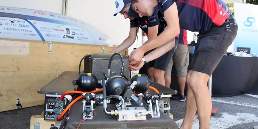 Zwei Studenten des Swissloop-Team an der Arbeit am Hyperloop-Wettbewerb auf dem SpaceX-Gelände in Los Angeles.