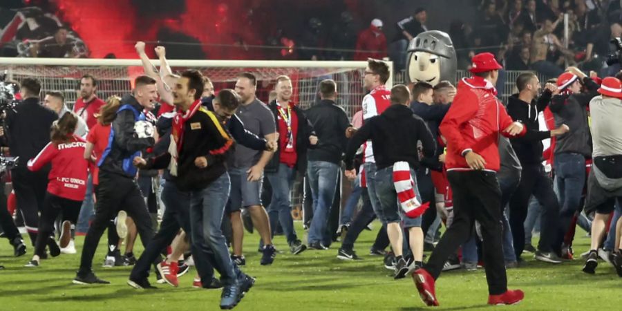 Nach dem Spiel stürmten die Union-Berlin-Fans das Spielfeld, um mit Urs Fischer und seinen Spielern zu feiern.