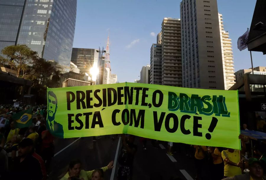 Demonstranten tragen ein Schild auf dem steht: «Präsident, Brasilien steht zu ihnen».