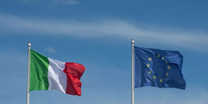 Flaggen Italiens und der Europäischen Union