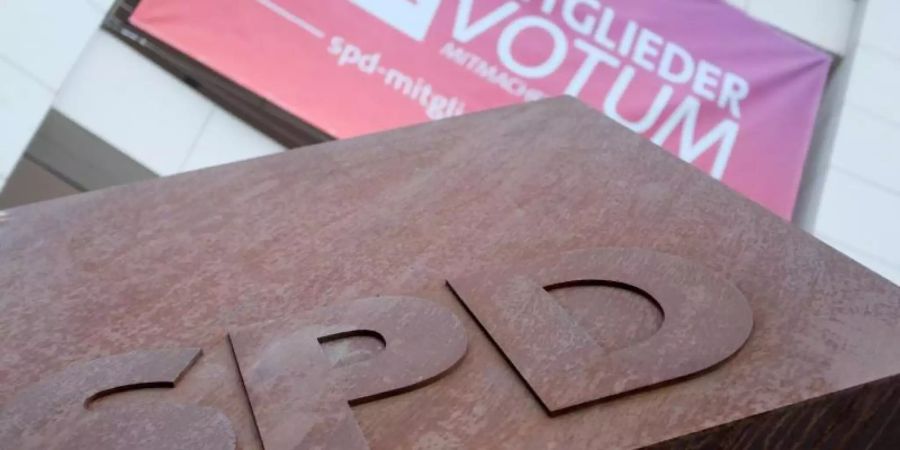 Werbeplakat für ein Mitgliedervotum am Willy-Brandt-Haus: Die Flensburger Oberbürgermeisterin Lange (SPD) ist für eine Befragung der SPD-Mitglieder über den Verbleib in der grossen Koalition. Foto: Kay Nietfeld
