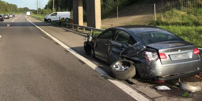 Mit Pannenfahrzeug kollidiert Mit Pannenfahrzeug kollidiert