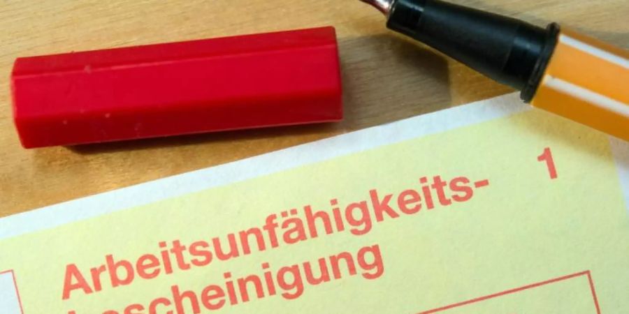 Wer sich bisher vom Arzt krankschreiben lässt, bekommt eine Bescheinigung auf gelbem Papier - daher der Name «gelber Schein». Foto: Patrick Pleul