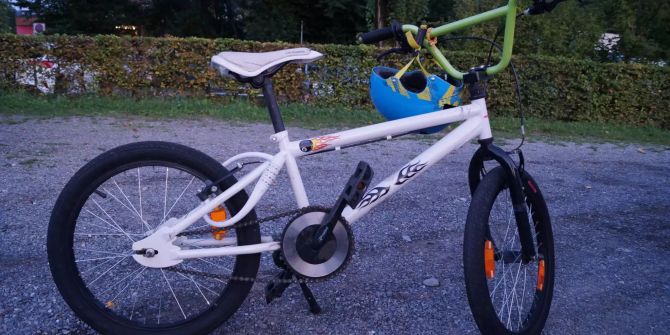 Zwei Knaben sind auf der Freizeitanlage zusammengeprallt.