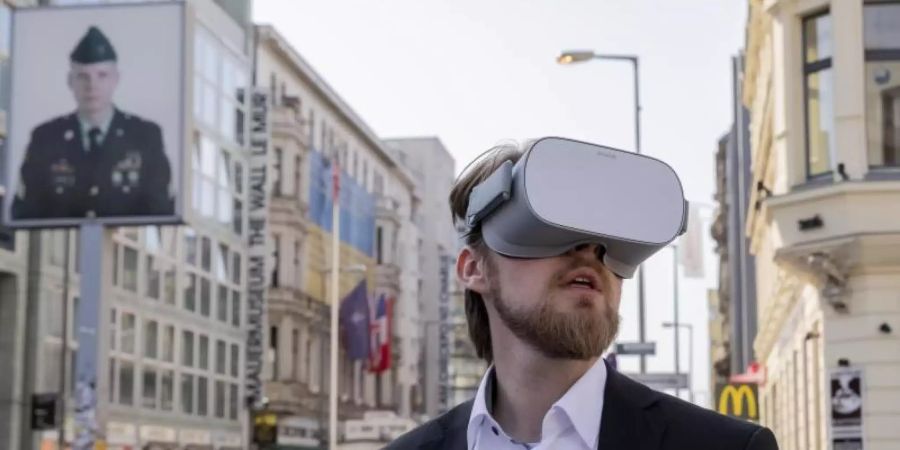 Jonas Rothe, Gründer und Geschäftsführer von TimeRide, bei der Pressevorführung einer virtuellen Zeitreise in das geteilte Berlin. Foto: Christoph Soeder