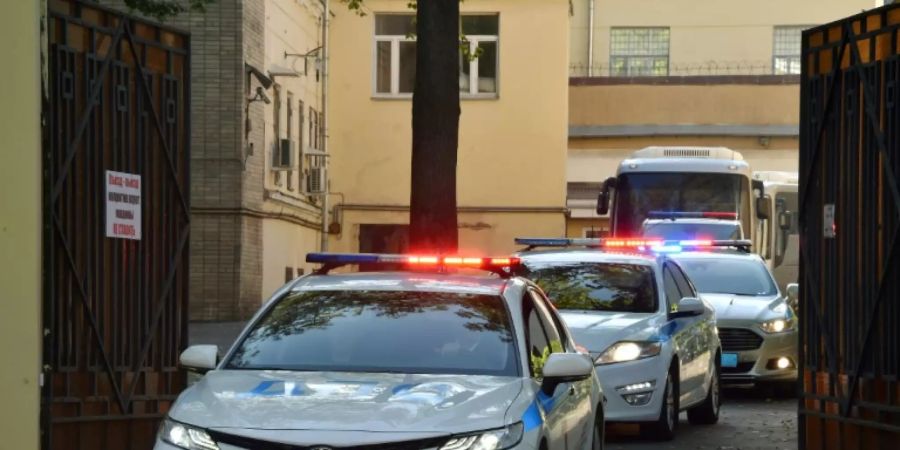 Polizeieskorte mit Bussen am Lefortowo-Gefängnis