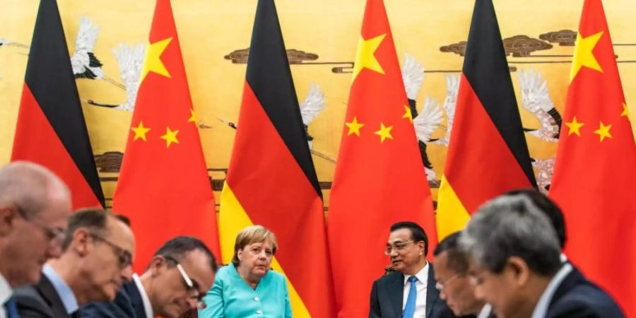 Bundeskanzlerin Angela Merkel und Chinas Ministerpräsident Li Keqiang beoebachten die Unterzeichnung von Wirtschaftsabkommen in der Grossen Halle des Volkes in Peking. Foto: Michael Kappeler