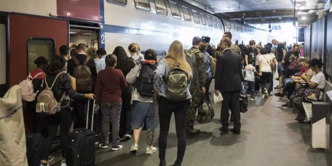 Reisende steigen am Bahnhof Bern in einen Intercity-Zug der SBB ein. bahnhof sbb