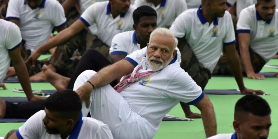 Indiens Premier Narendra Modi auf der Yogamatte