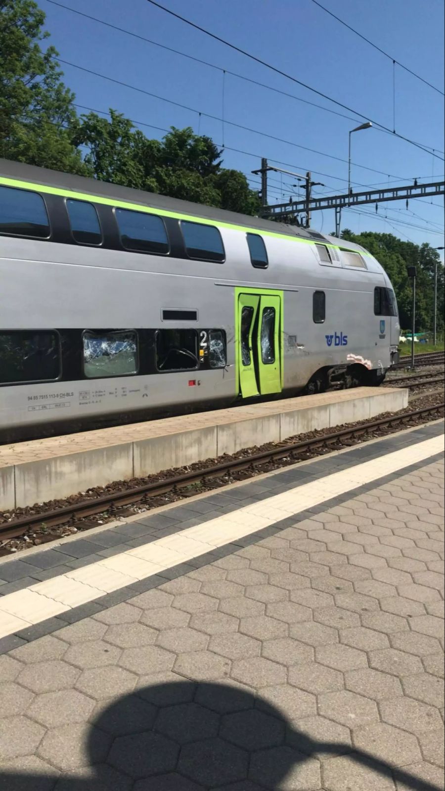 Die Feuerwehr Schwarzenburg organisierte die Weiterfahrt für die Passagiere, bis Bahnersatzbusse bereitstanden.