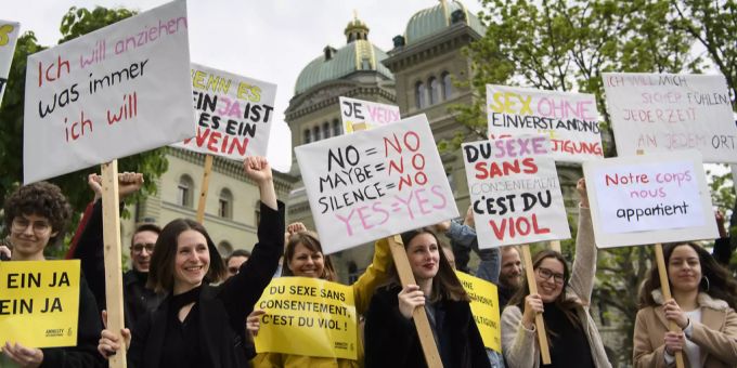 Aktivisten mit Plakaten fotografiert während einer Aktion gegen sexuelle Gewalt an Frauen in der Schweiz vor dem Bundeshaus in Bern, auf der Bundesterrasse, am Dienstag, 21. Mai 2019. Amnesty Schweiz