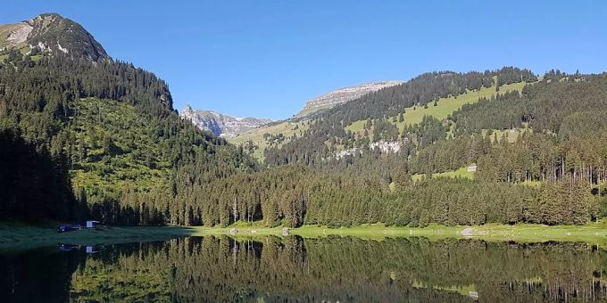 Am Voralpsee bei Grabs SG kam es am Sonntag zu einem Badeunfall. Ein 55-jähriger Schwimmer wird seither vermisst. Polizeitaucher suchten auch am Montag weiter nach dem Mann. Am Voralpsee bei Grabs SG kam es am Sonntag zu einem Badeunfall. Ein 55-jähriger Schwimmer wird seither vermisst. Polizeitaucher suchten auch am Montag weiter nach dem Mann.