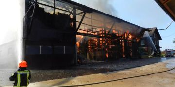Beim Eintreffen der Einsatzkräfte stand die Scheune in Vollbrand.