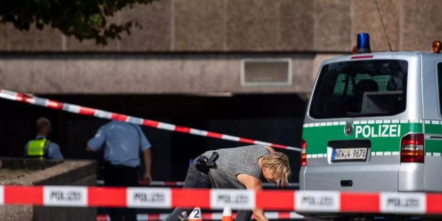 Polizisten sichern auf dem Ebertplatz Spuren. Foto: Marius Becker