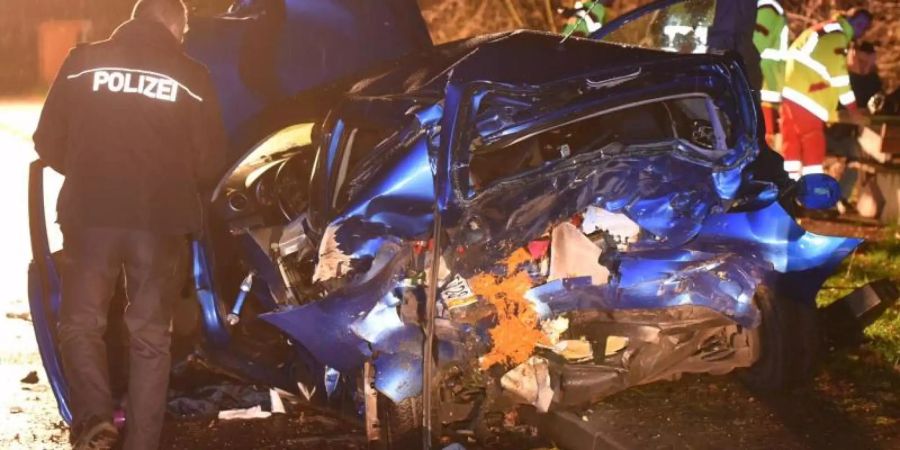 Das Wrack eines Mazda steht an der Unfallstelle. Ein 18-Jähriger hatte mit seinem Auto eine Frau totgefahren und deren Sohn schwer verletzt. Foto: Jürgen Mahnke