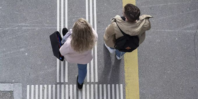 Ein Mann und eine Frau spazieren nebeneinander. (Symbolbild) geschlecht