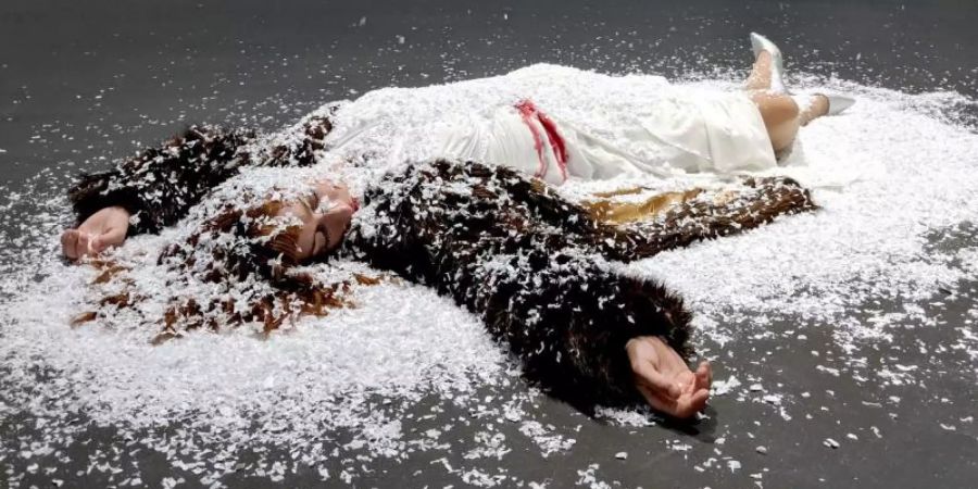 In der Performance «Der Tod einer Dame» stellt der isländische Künstler Ragnar Kjartansson eine Todesszene nach. Die vermeintliche Leiche wird gespielt von einer Schauspielerin, die von Kunstschnee berieselt wird. Foto: Martin Oversohl