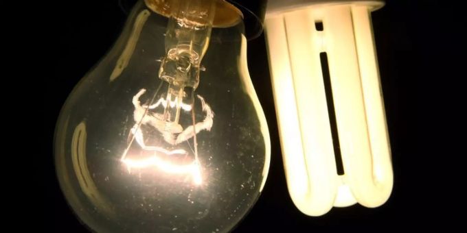 Energiesparlampe und Glühbirne Energiesparlampe und Glühbirne