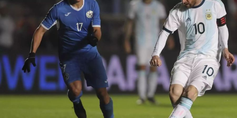 Lionel Messi (r) erzielt für Argentinien den Traeffer zum 1:0. Foto: Nicolas Aguilera/AP