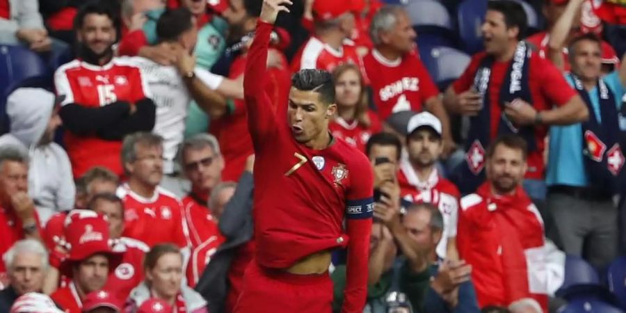 Cristiano Ronaldo wird nach seinem Dreierpack frenetisch in Portual gefeiert. Foto: Armando Franca/AP