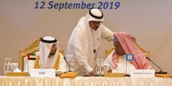 OPEC Generalsekretär Mohammed Barkindo, rechts, und der emiratischer Energieminister Suhail al-Mazrouei, links, bei einem OPEC-Treffen in Abu Dhabi. organisation erdölexportierender länder