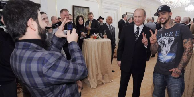 Russland-Wahlen - Rapper sorgen mit Pro-Kreml-Video für Negativrekord