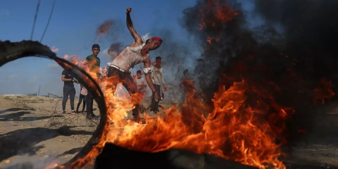 Ein palästinensischer Demonstrant benutzt eine Schleuder, um Steine auf Truppen aus Israel während Zusammenstössen zu werfen. (Archiv) Konflikt im Gazastreifen