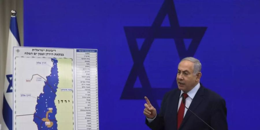 Ministerpräsident Benjamin Netanjahu am Dienstag bei einer Pressekonferenz zu seinen Plänen nach einer Wiederwahl. Foto: Oded Balilty/AP