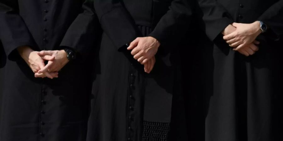 Französischer Priester verliert nach Missbrauch klerikale Würde