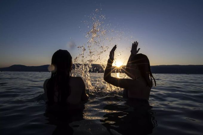 Zwei Mädchen schwimmen im See in Lausanne. HITZE, HITZEWELLE, SCHWIMMEN,
